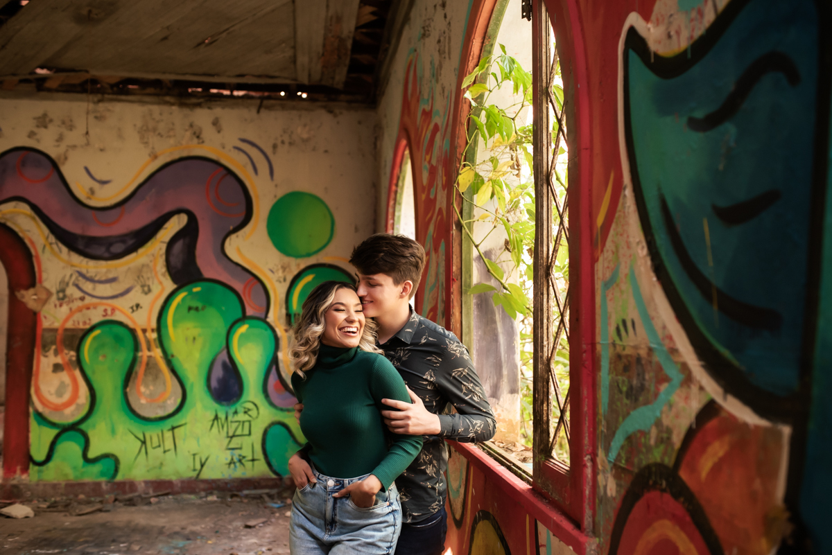 Ensaio de casal em vagoes abandonados, ensaio de casal em hotel abandonado, ensaio de casal em trilhos do treim de ferro , ensaio de casal em estação ferroviária, ensaio de casal no por do sol, ensaio de casal em local abandonado