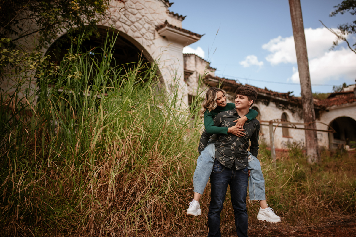 Ensaio de casal em vagoes abandonados, ensaio de casal em hotel abandonado, ensaio de casal em trilhos do treim de ferro , ensaio de casal em estação ferroviária, ensaio de casal no por do sol, ensaio de casal em local abandonado
