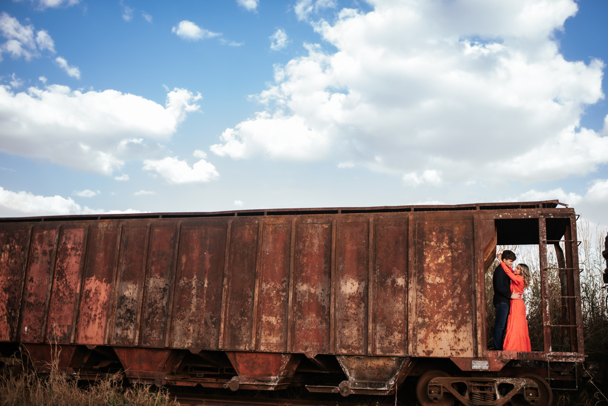 Ensaio de casal em vagoes abandonados, ensaio de casal em hotel abandonado, ensaio de casal em trilhos do treim de ferro , ensaio de casal em estação ferroviária, ensaio de casal no por do sol, ensaio de casal em local abandonado