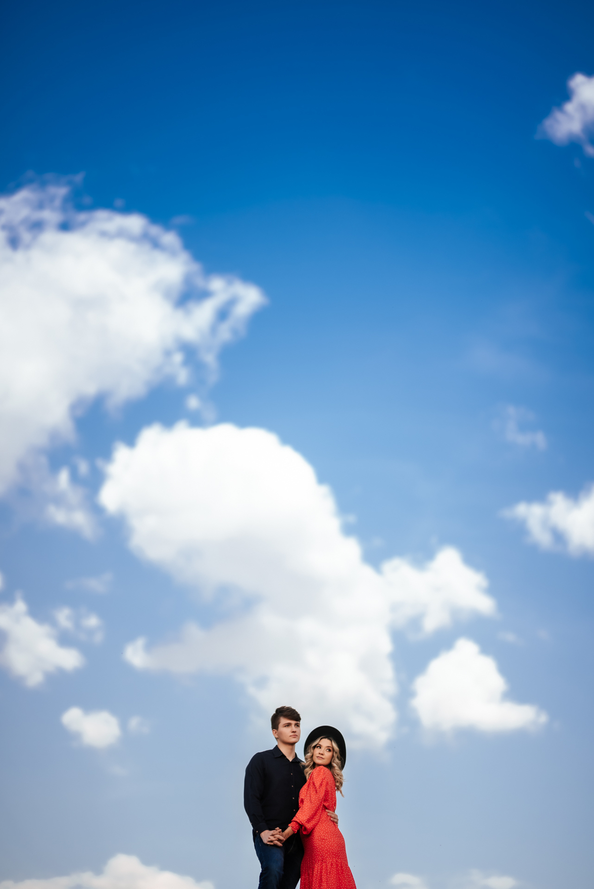 Ensaio de casal em vagoes abandonados, ensaio de casal em hotel abandonado, ensaio de casal em trilhos do treim de ferro , ensaio de casal em estação ferroviária, ensaio de casal no por do sol, ensaio de casal em local abandonado