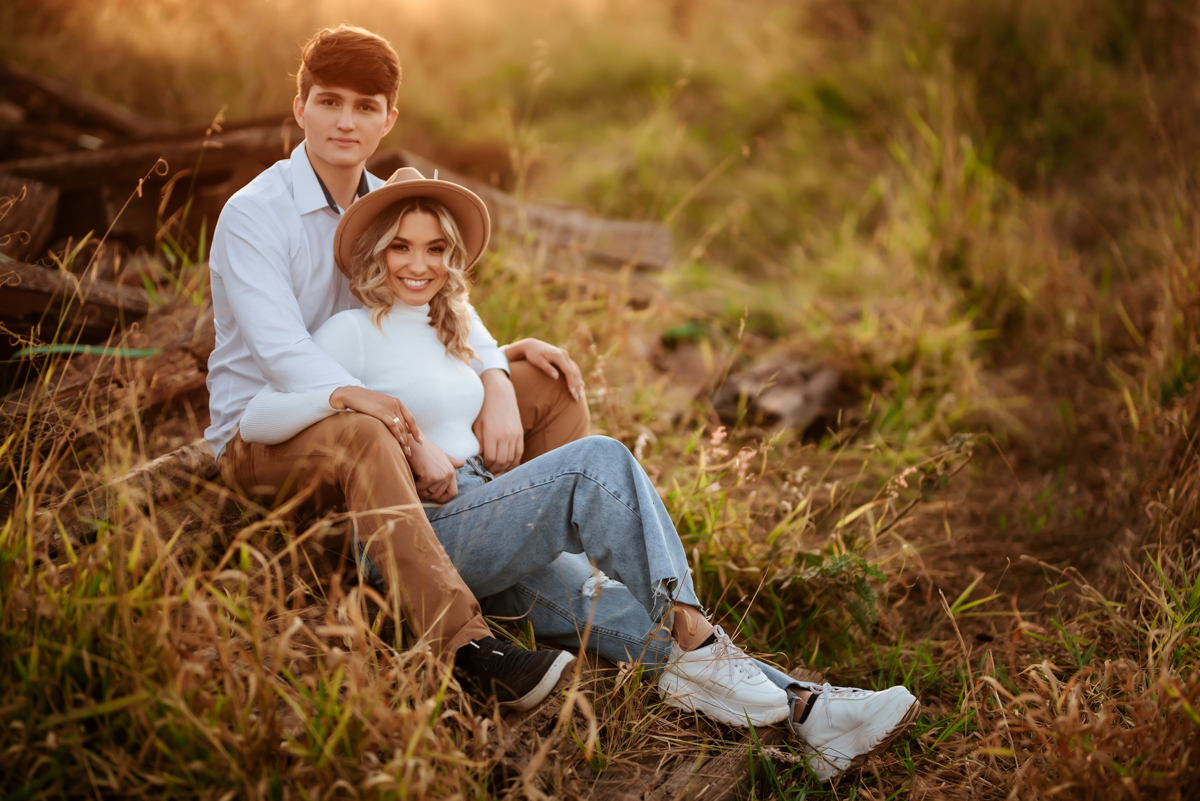 Ensaio de casal em vagoes abandonados, ensaio de casal em hotel abandonado, ensaio de casal em trilhos do treim de ferro , ensaio de casal em estação ferroviária, ensaio de casal no por do sol, ensaio de casal em local abandonado