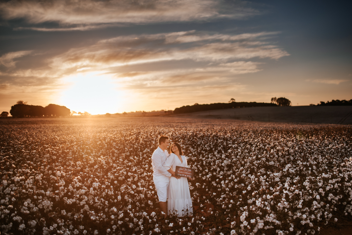 Ensaio de casal na plantação de algodão, ensaio save the date, ensaio de casal, ensaio romantico, ensaio save the date na plantação de algodão, ensaio de casal em patos de minas, ensaio em patos de minas, fotografo em patos de minas