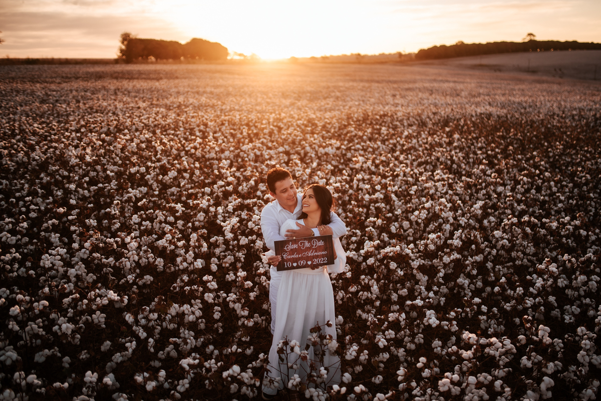 Ensaio de casal na plantação de algodão, ensaio save the date, ensaio de casal, ensaio romantico, ensaio save the date na plantação de algodão, ensaio de casal em patos de minas, ensaio em patos de minas, fotografo em patos de minas