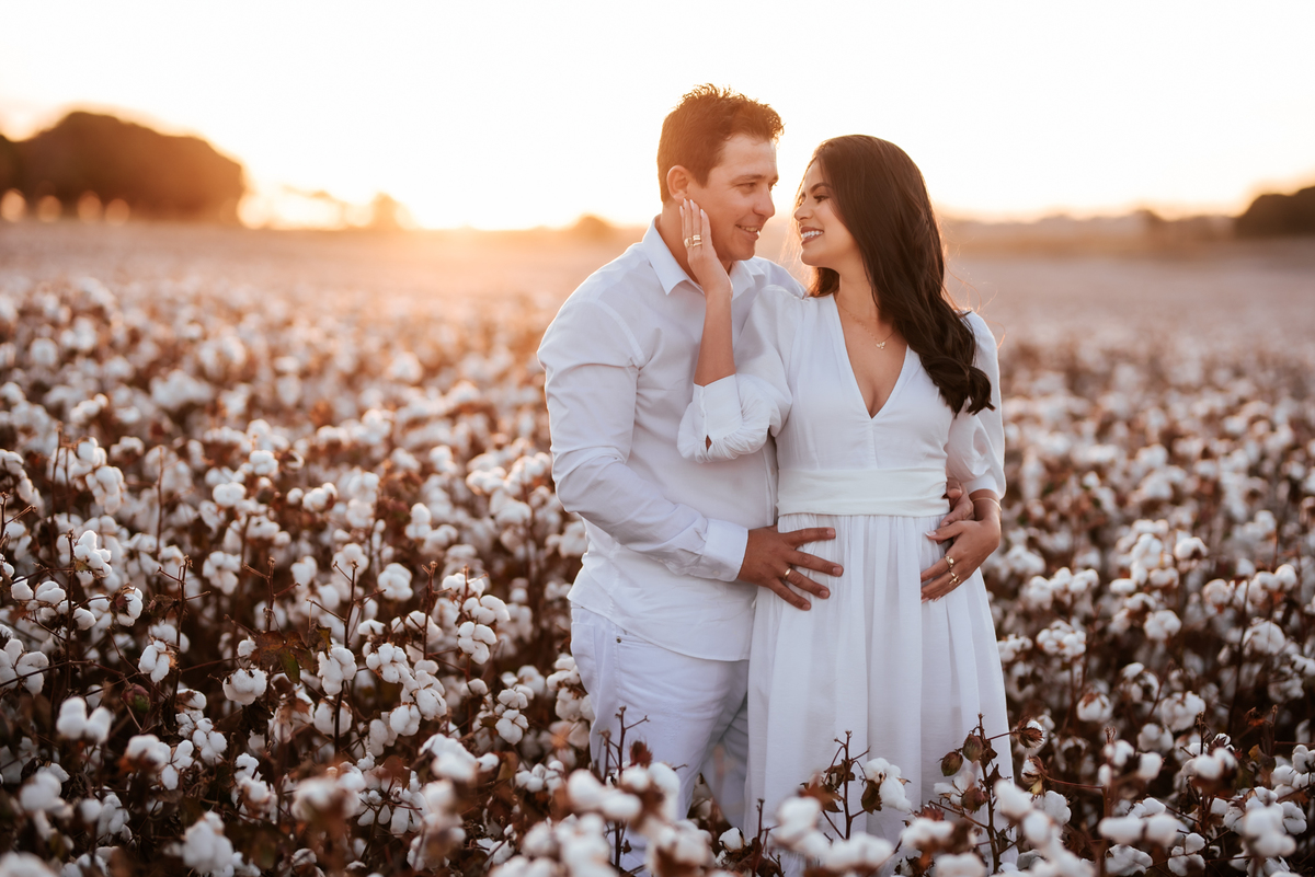 Ensaio de casal na plantação de algodão, ensaio save the date, ensaio de casal, ensaio romantico, ensaio save the date na plantação de algodão, ensaio de casal em patos de minas, ensaio em patos de minas, fotografo em patos de minas
