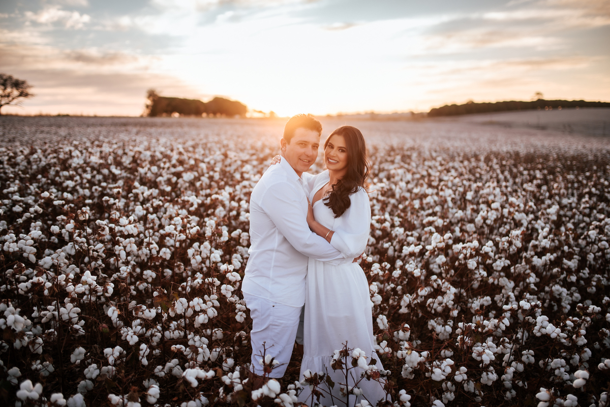 Ensaio de casal na plantação de algodão, ensaio save the date, ensaio de casal, ensaio romantico, ensaio save the date na plantação de algodão, ensaio de casal em patos de minas, ensaio em patos de minas, fotografo em patos de minas