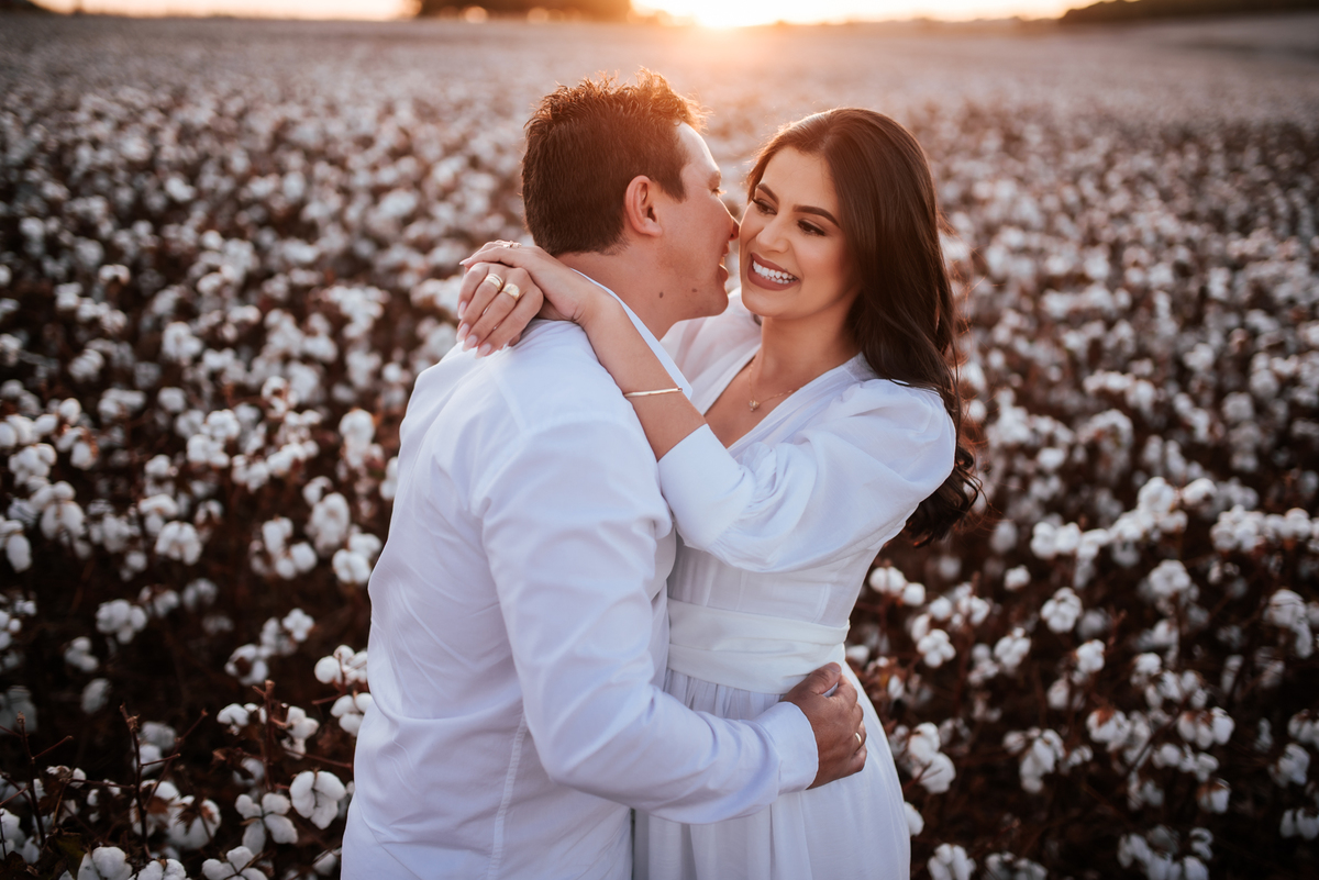 Ensaio de casal na plantação de algodão, ensaio save the date, ensaio de casal, ensaio romantico, ensaio save the date na plantação de algodão, ensaio de casal em patos de minas, ensaio em patos de minas, fotografo em patos de minas