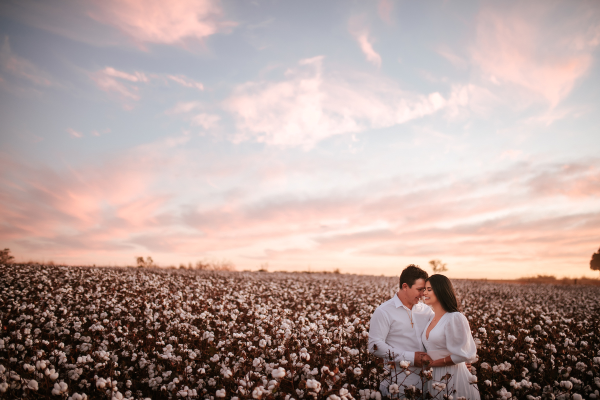 Ensaio de casal na plantação de algodão, ensaio save the date, ensaio de casal, ensaio romantico, ensaio save the date na plantação de algodão, ensaio de casal em patos de minas, ensaio em patos de minas, fotografo em patos de minas