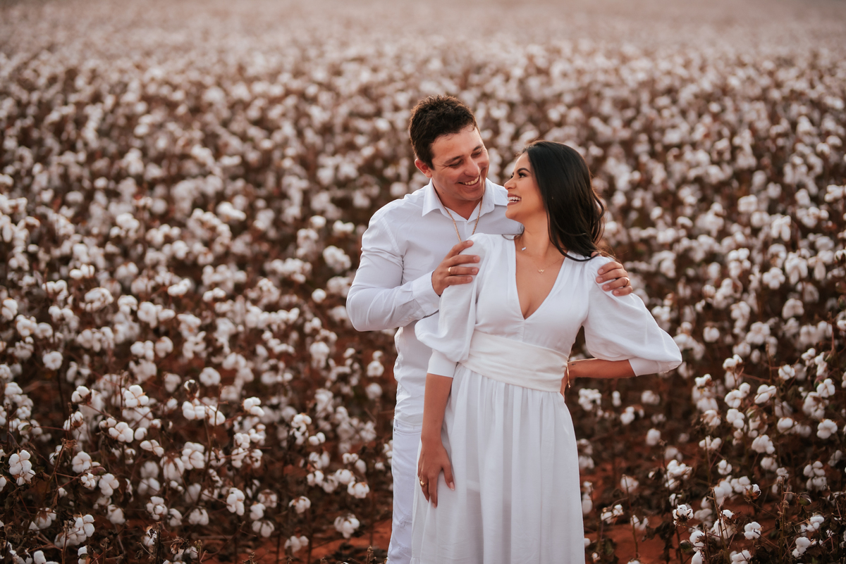 Ensaio de casal na plantação de algodão, ensaio save the date, ensaio de casal, ensaio romantico, ensaio save the date na plantação de algodão, ensaio de casal em patos de minas, ensaio em patos de minas, fotografo em patos de minas