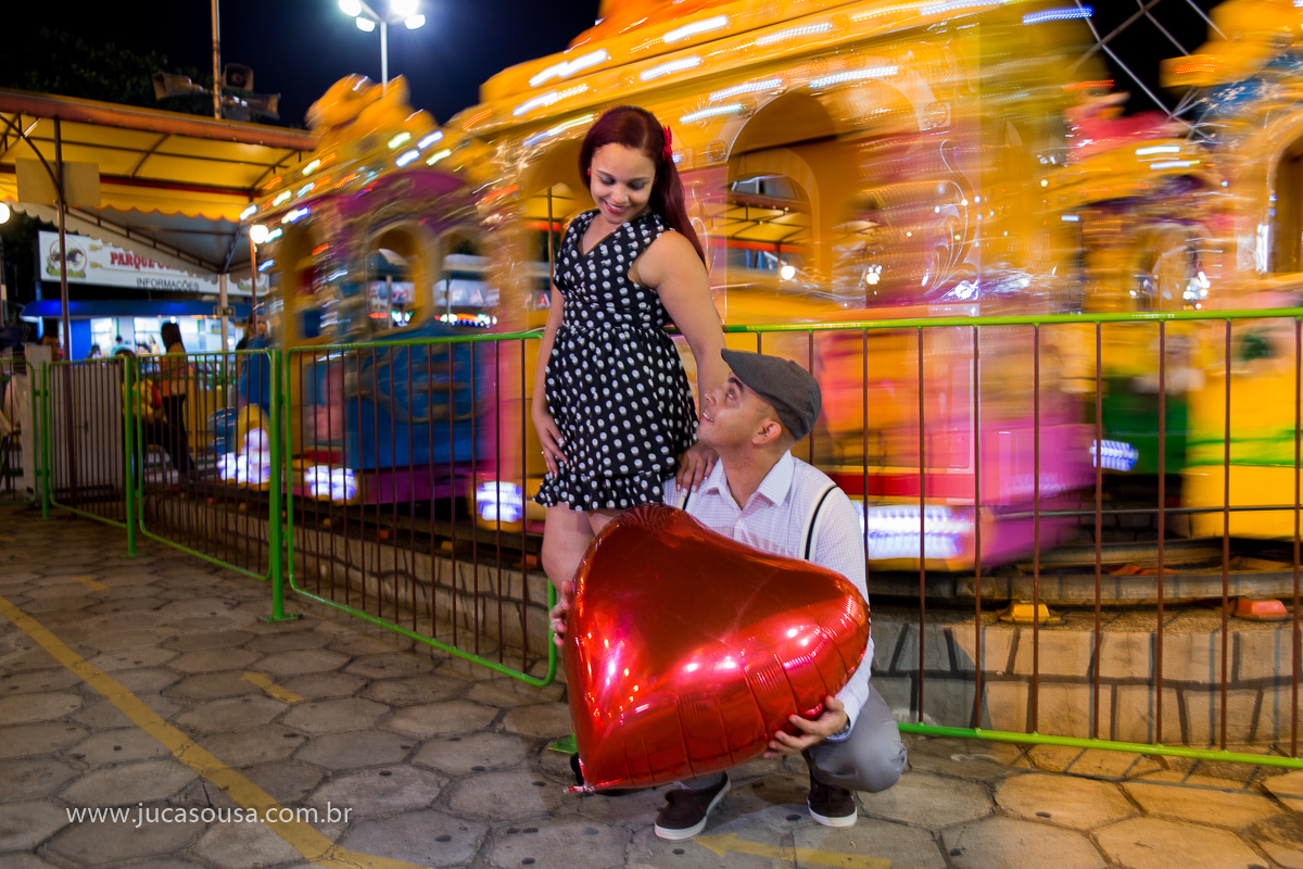 Com um imenso balão em forma de coração ele se ajoelha para sua amada no parque guanabara