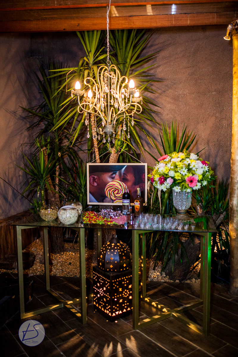 mesa do café da manhã com um painel com a foto do casal tirada por juca sousa