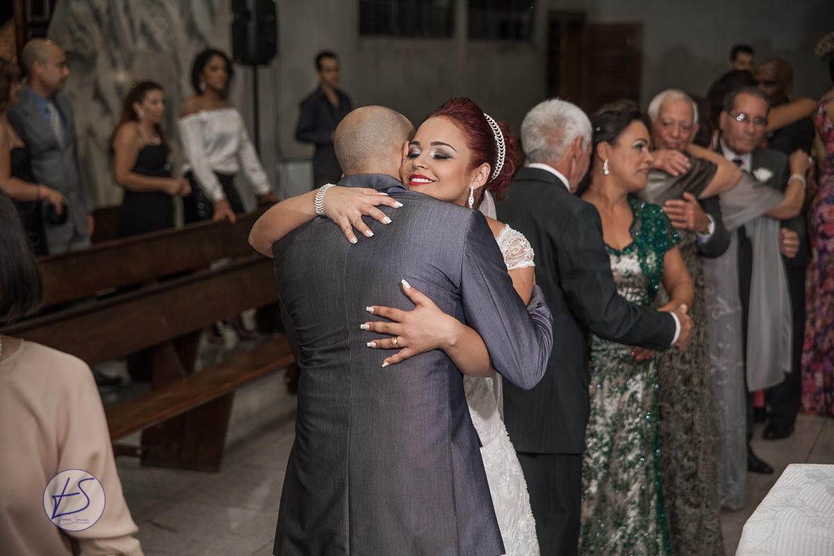 No momento de confraternização e troca de abraços o casal se abraça podendo perceber no rosto da noiva quão grande é a sua alegria
