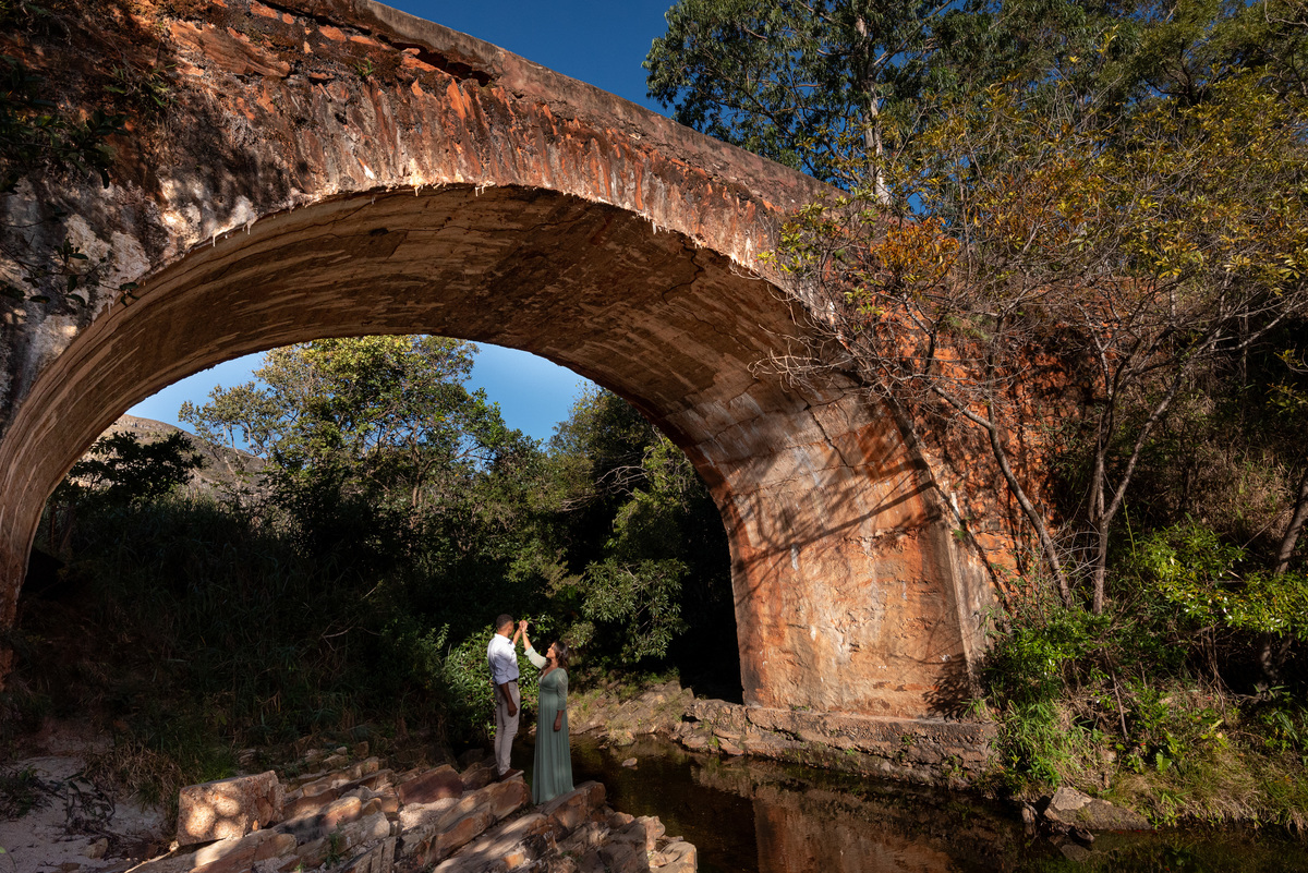 Ensaio pré wedding embaixo da ponte do arco na serra cipó