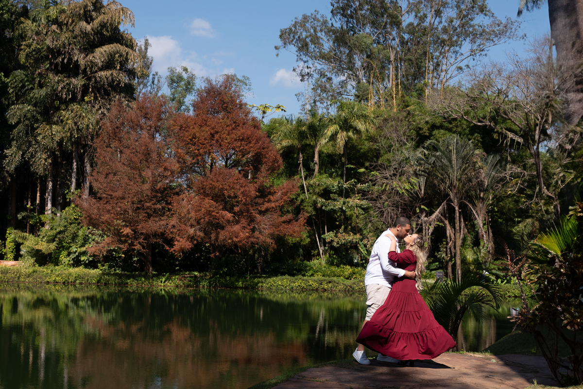 Amor a beira do lago ensaio pré wedding em Inhotim