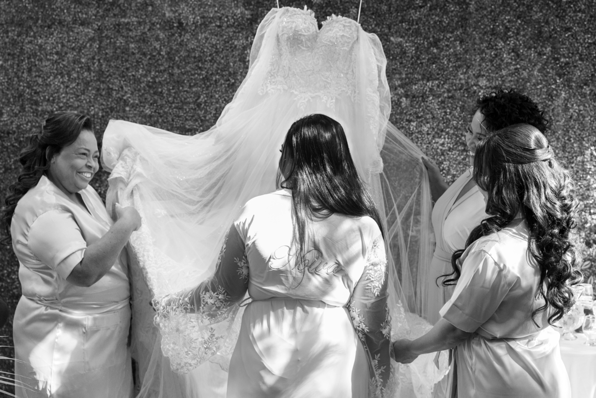 Making of noiva com mãe e madrinhas no vestido