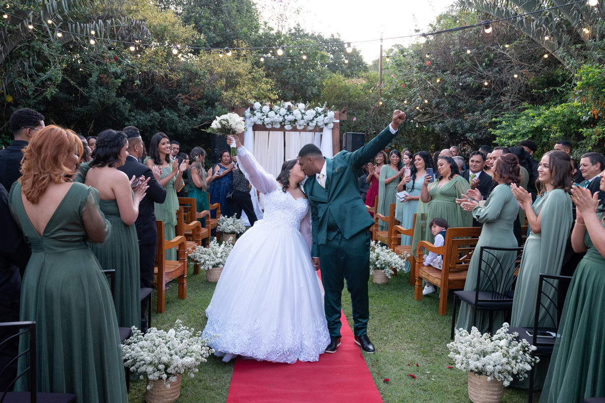 saida dos noivos no recanto dos amigos em confins minas gerais eles estão beijando e comemorando