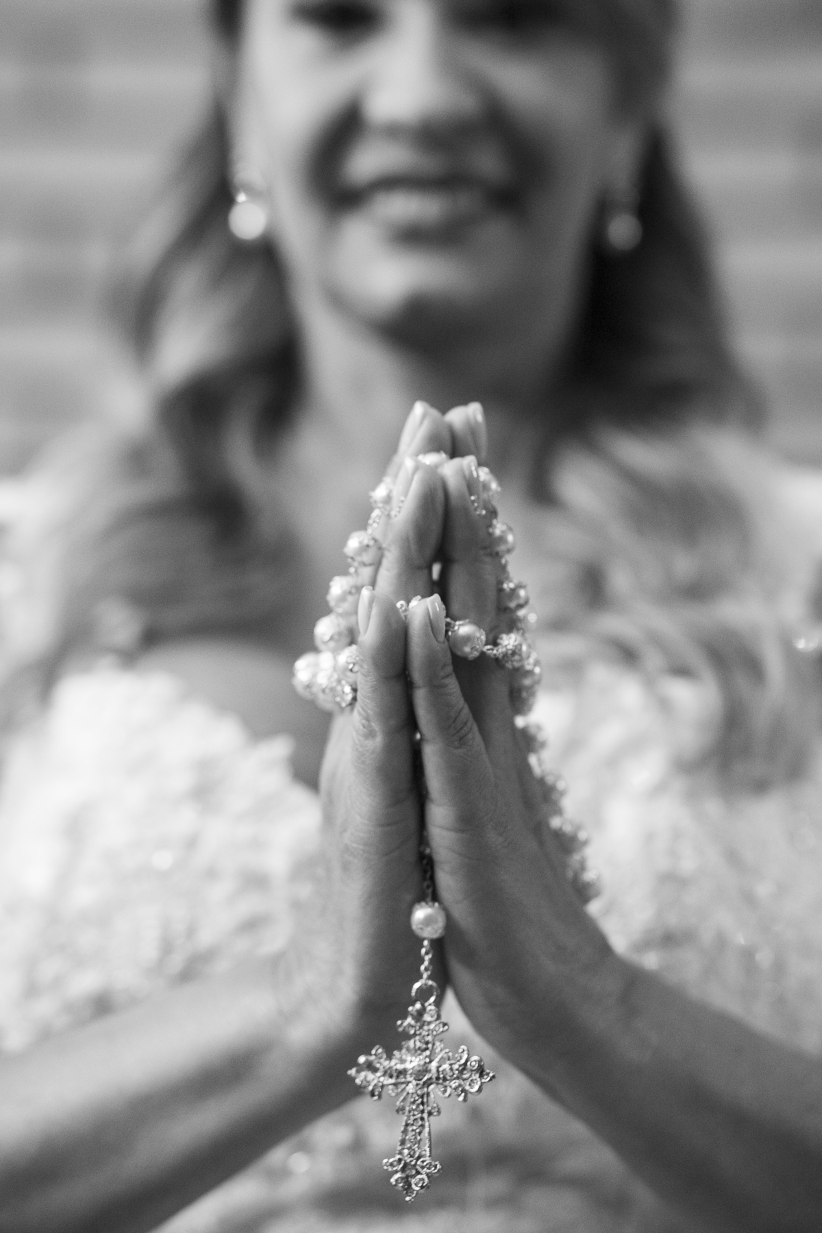 noiva com um terço na mão fot studi juca sousa