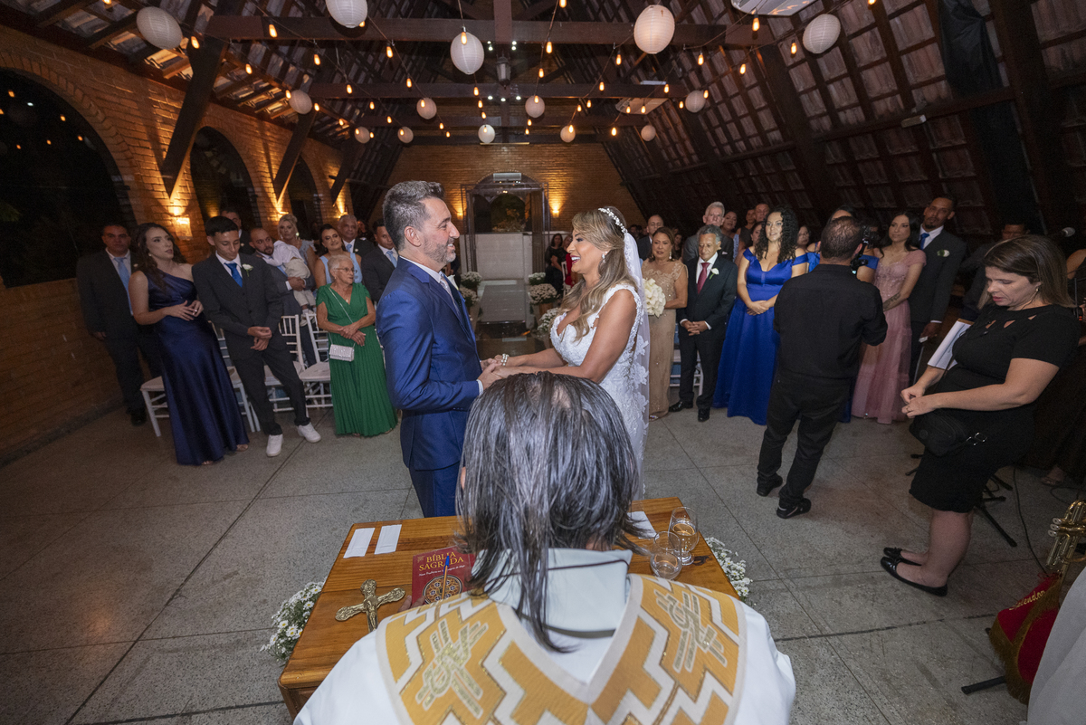 casal em cerimonia religiosa no chale pampulha foto studio juca sousa