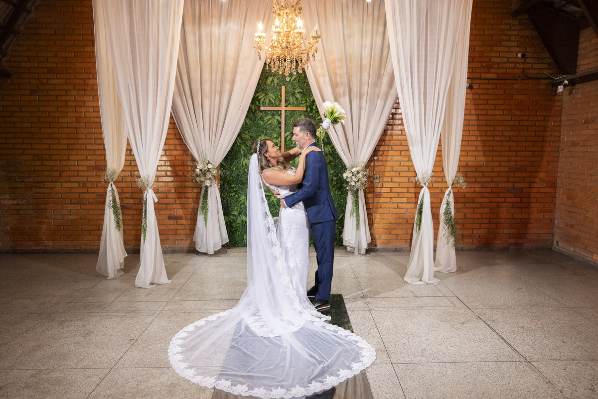 casal em cerimonia religiosa no chale pampulha foto studio juca sousa