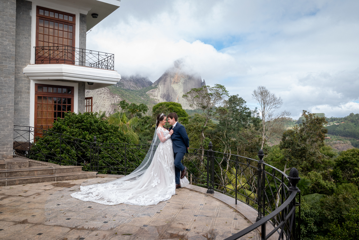 Isabella e Nícolas em um momento de conexão e amor no alto da serra capixaba, registrado por Studio Juca Sousa.
