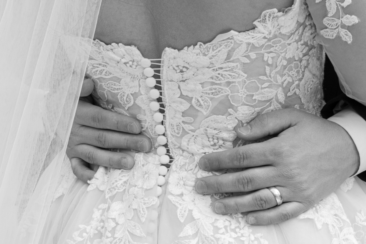 Detalhes do vestido de noiva em meio à vegetação das montanhas, pelas lentes de Studio Juca Sousa.