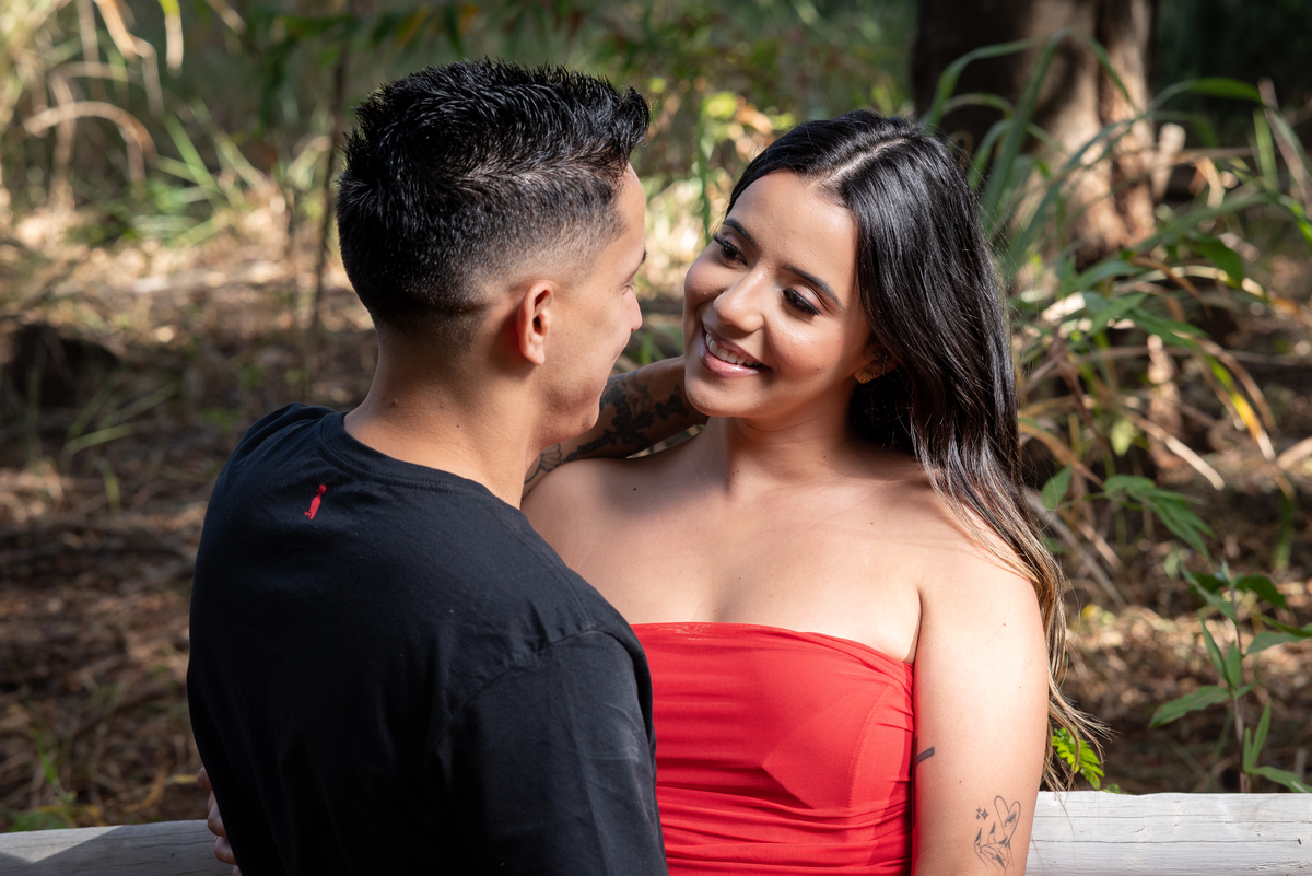  Fotografia pré-wedding com estilo leve e intimista — Daiane e Henrique em momento de carinho na Serra do Cipó.
