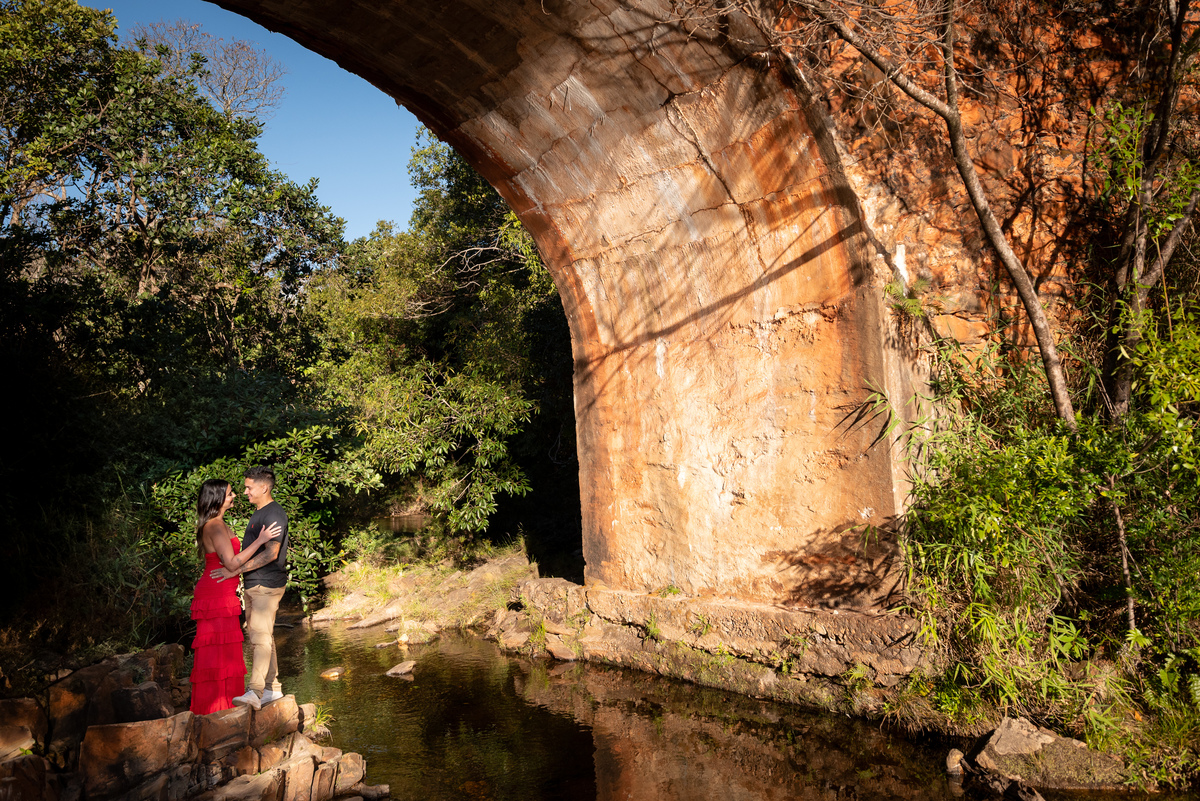  Daiane e Henrique na Ponte do Arco, um dos cartões-postais da Serra do Cipó — foto romântica e cheia de significado em ensaio pré-wedding com o Studio Juca Sousa.