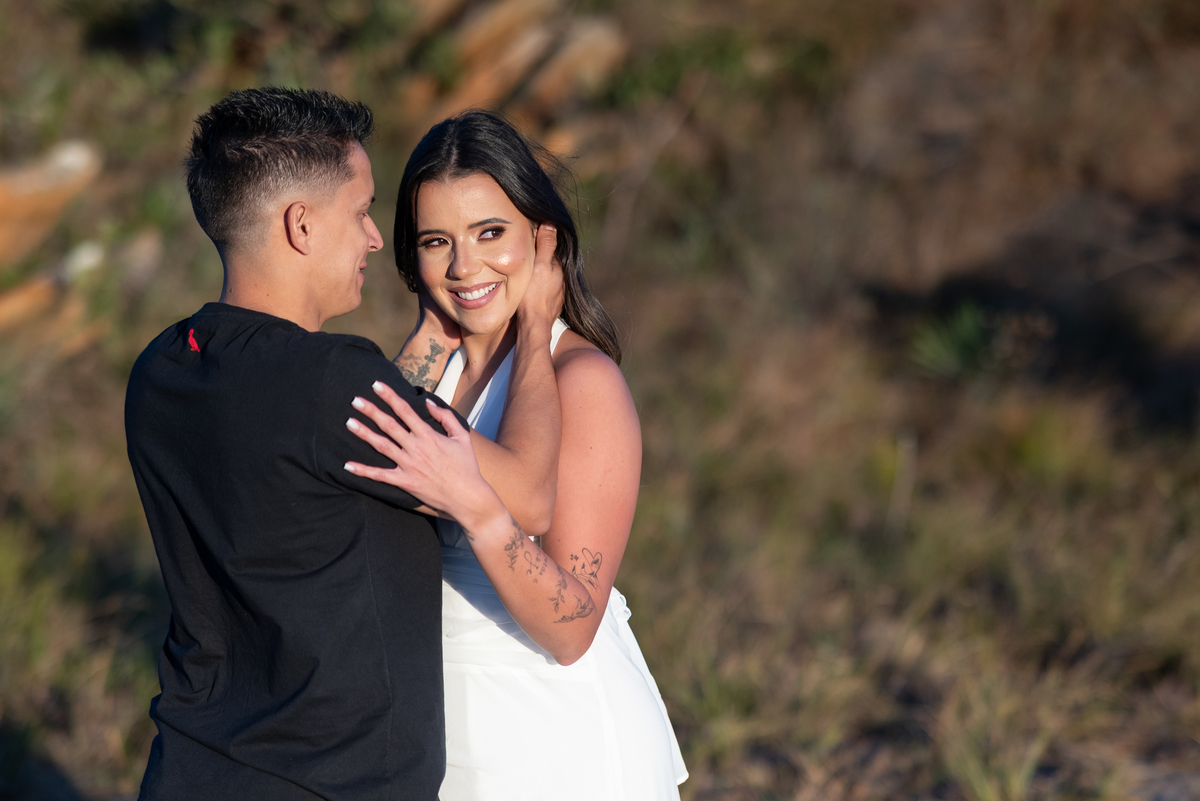  Ensaio com elementos naturais — casal entre rochas e vegetação típica da Serra do Cipó em Minas.