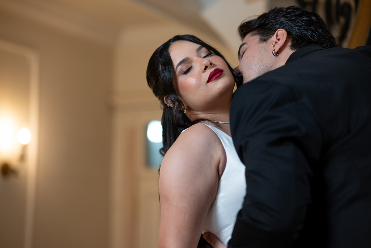 Ensaio de casal conceitual na Casa Cenarium em Nova Lima, com fotografia artística em escadaria clássica e clima cinematográfico.