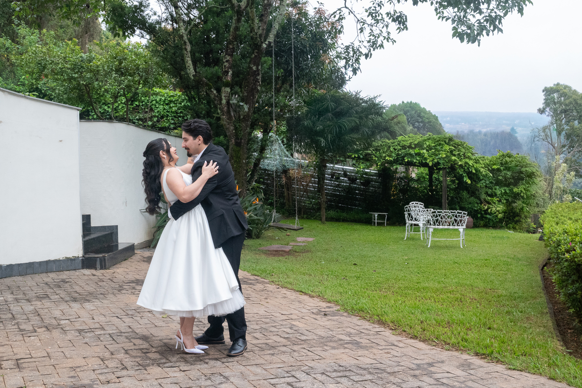 Ensaio fotográfico de casal na Casa Cenarium em Nova Lima MG, com Camila e Igor dançando ao ar livre em um cenário elegante e rodeado pela natureza.