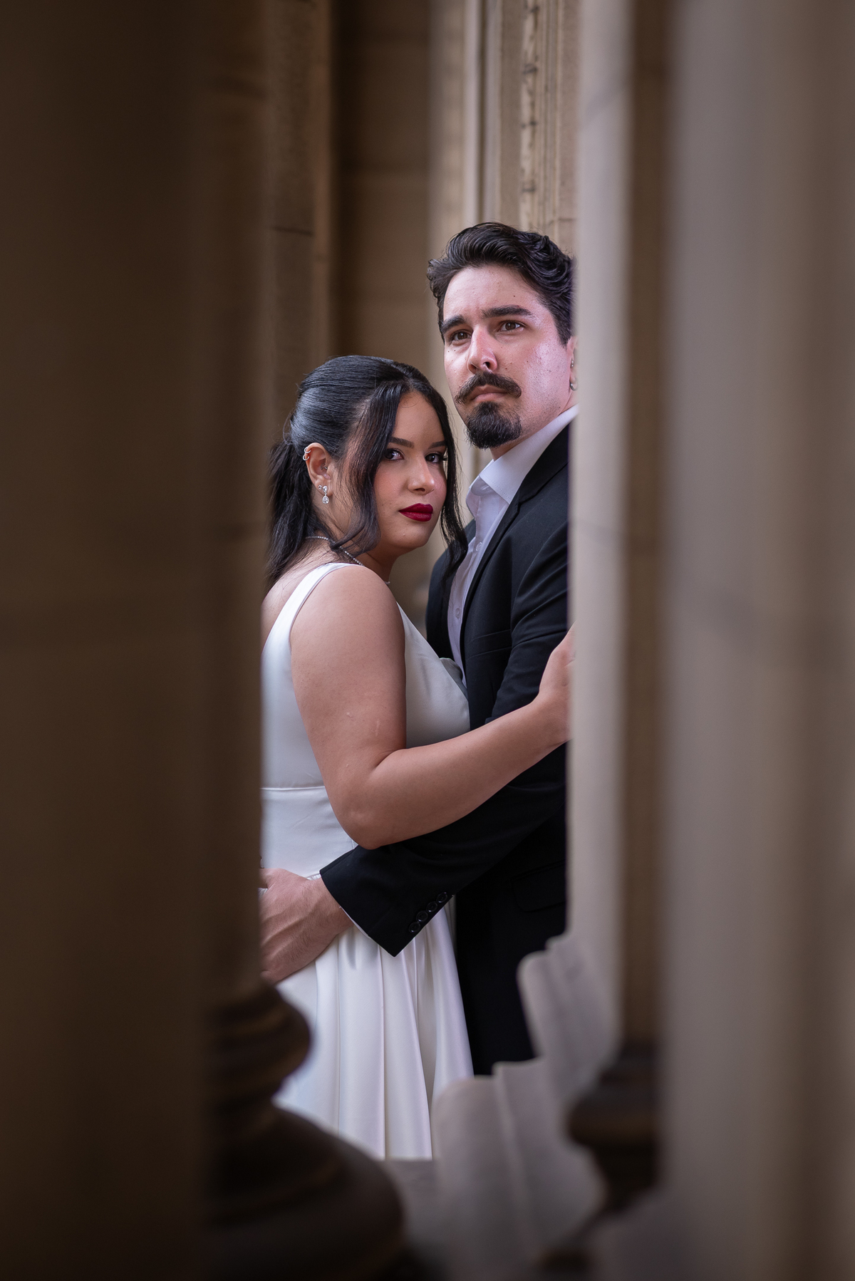 Ensaio de casal no Automóvel Clube de Belo Horizonte, fotografia autoral com clima cinematográfico e conexão entre Camila e Igor.