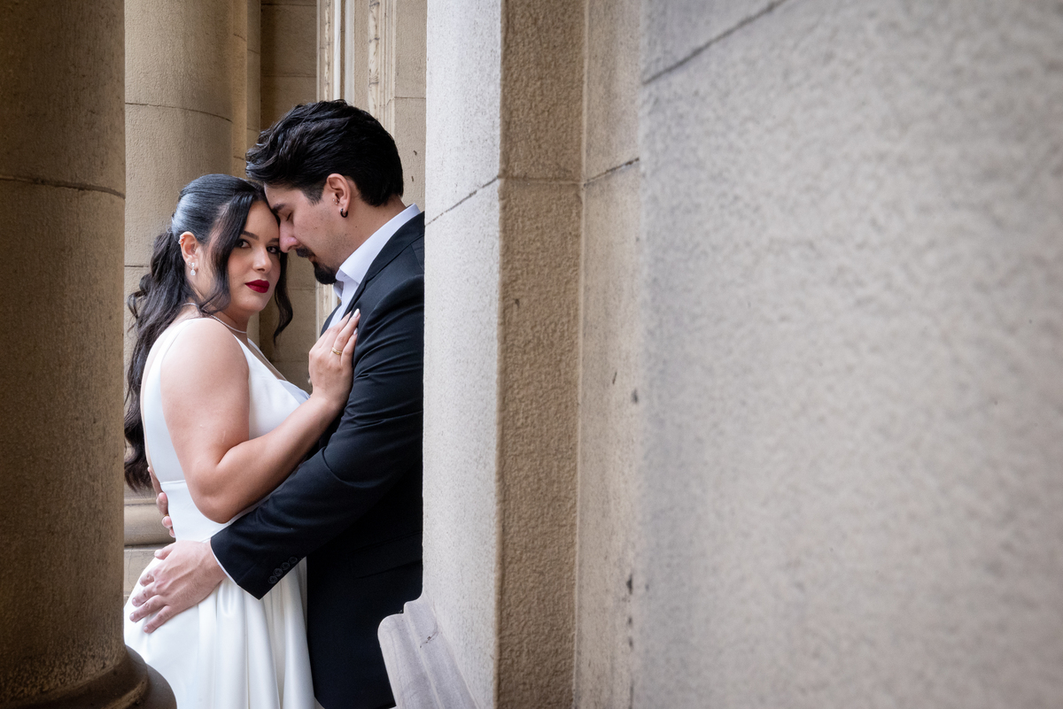 Ensaio de casal no Automóvel Clube de Belo Horizonte, com Camila sorrindo em um registro espontâneo e cheio de conexão.