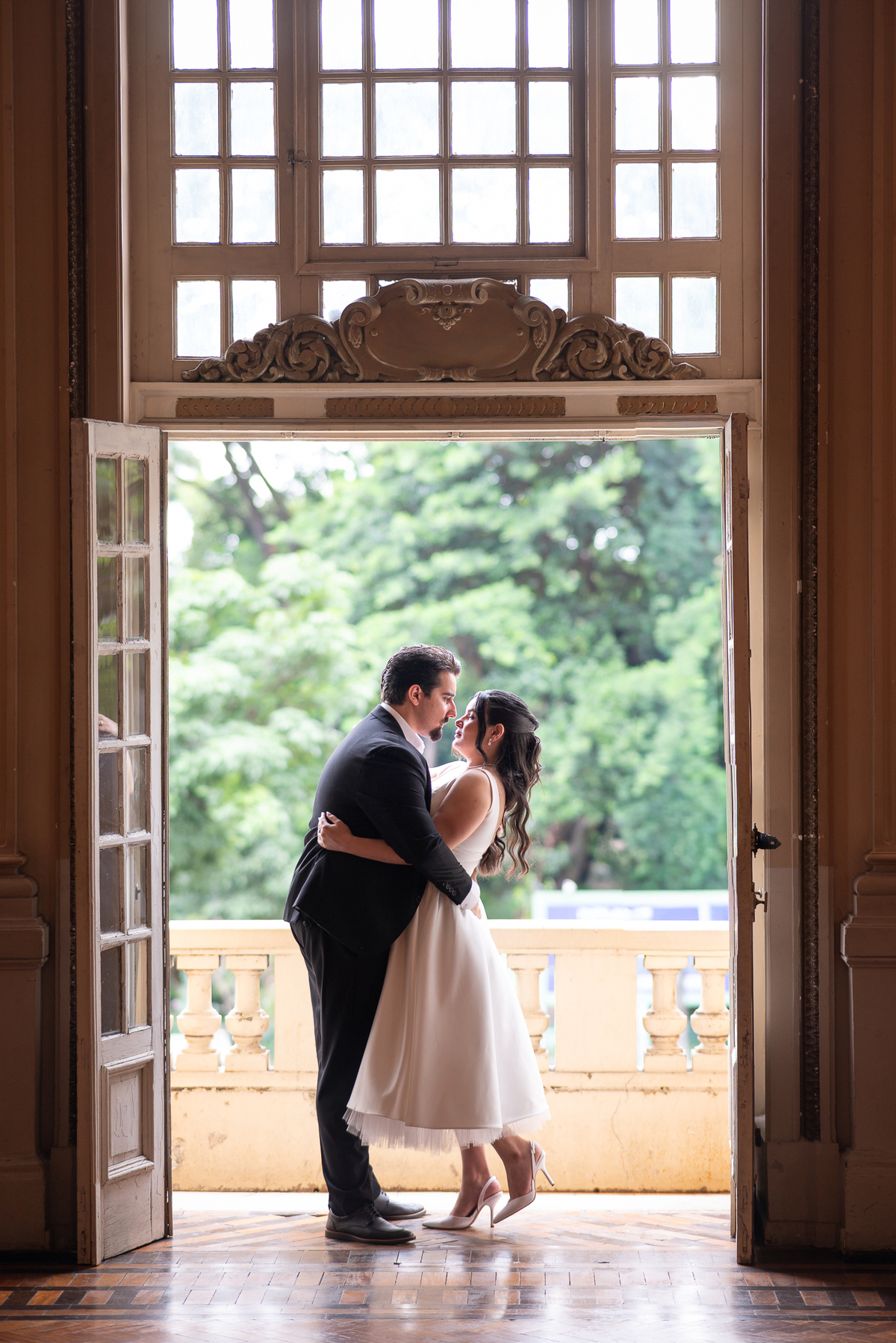 Ensaio de casal no Automóvel Clube de Belo Horizonte, fotografia autoral com clima cinematográfico e conexão entre Camila e Igor.