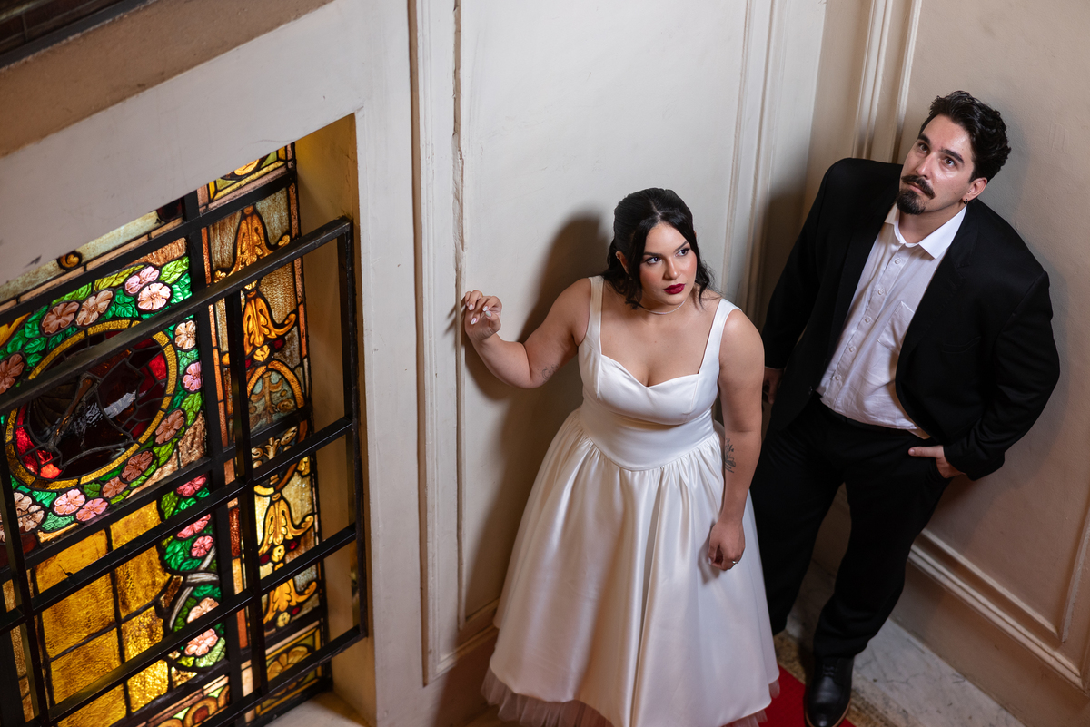 Ensaio de casal conceitual no Automóvel Clube de Belo Horizonte, com fotografia artística em escadaria clássica.