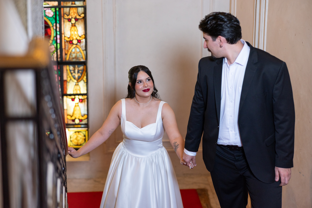 Ensaio de casal no Automóvel Clube de Belo Horizonte, com Camila sorrindo em um registro espontâneo e cheio de conexão.