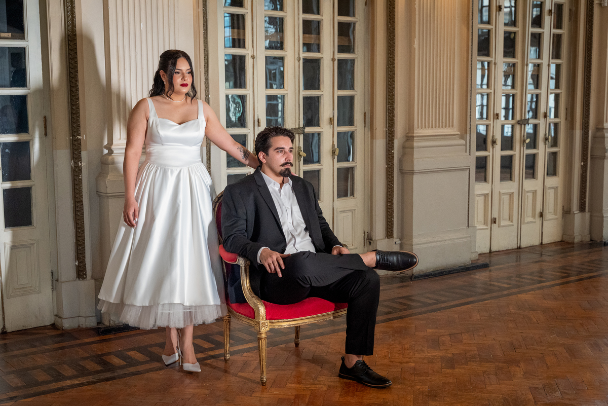 Ensaio de casal no Automóvel Clube de Belo Horizonte, fotografia autoral com clima cinematográfico e conexão entre Camila e Igor.