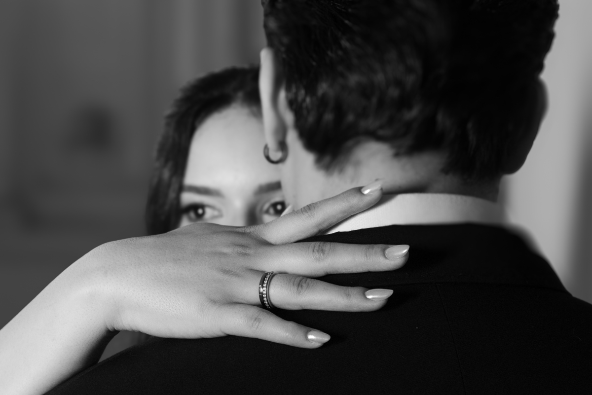 Ensaio de casal no Automóvel Clube de Belo Horizonte, fotografia autoral com clima cinematográfico e conexão entre Camila e Igor.