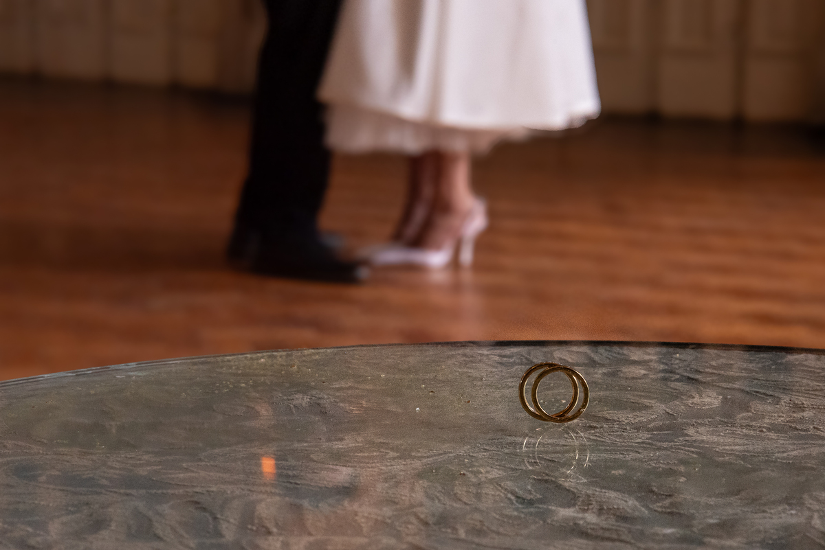 Ensaio de casal no Automóvel Clube de Belo Horizonte, fotografia autoral com clima cinematográfico e conexão entre Camila e Igor.