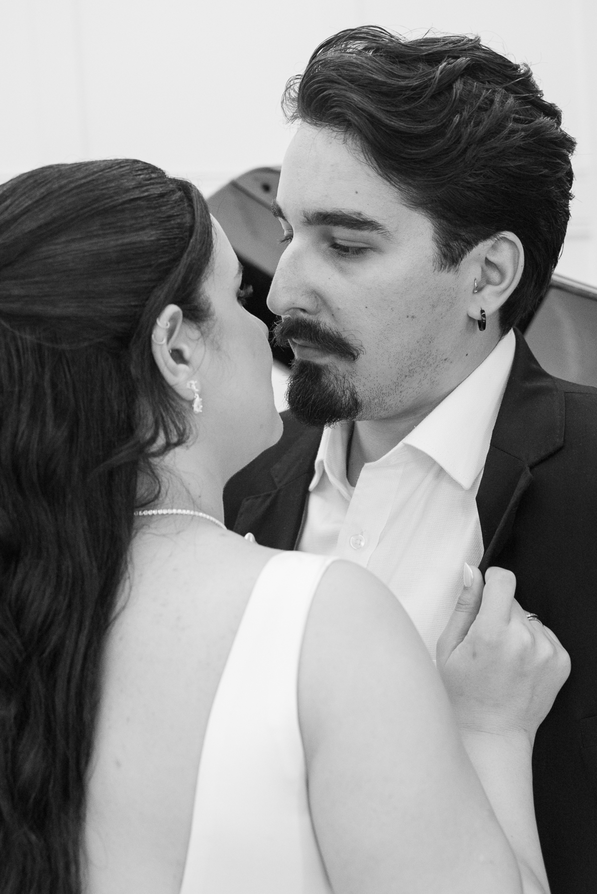 Ensaio de casal no Automóvel Clube de Belo Horizonte, fotografia autoral com clima cinematográfico e conexão entre Camila e Igor.