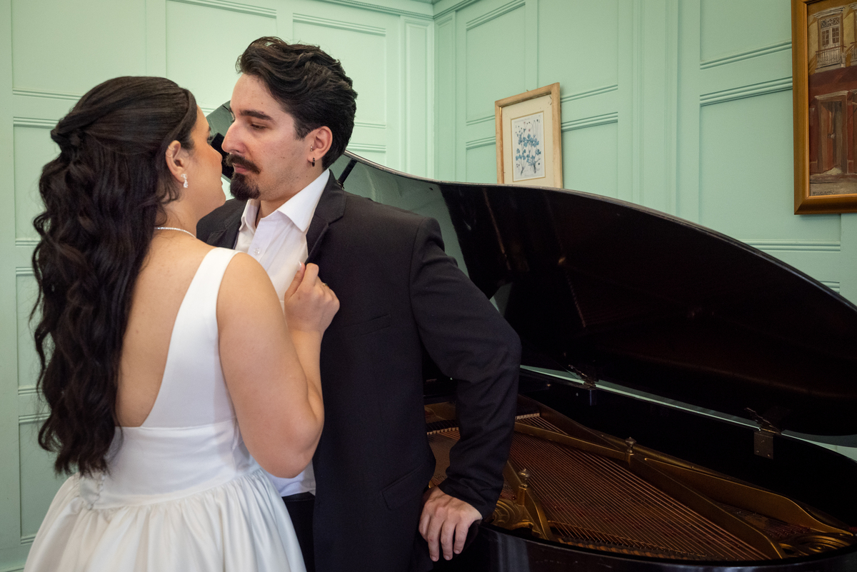 Ensaio de casal no Automóvel Clube de Belo Horizonte, fotografia autoral com clima cinematográfico e conexão entre Camila e Igor.