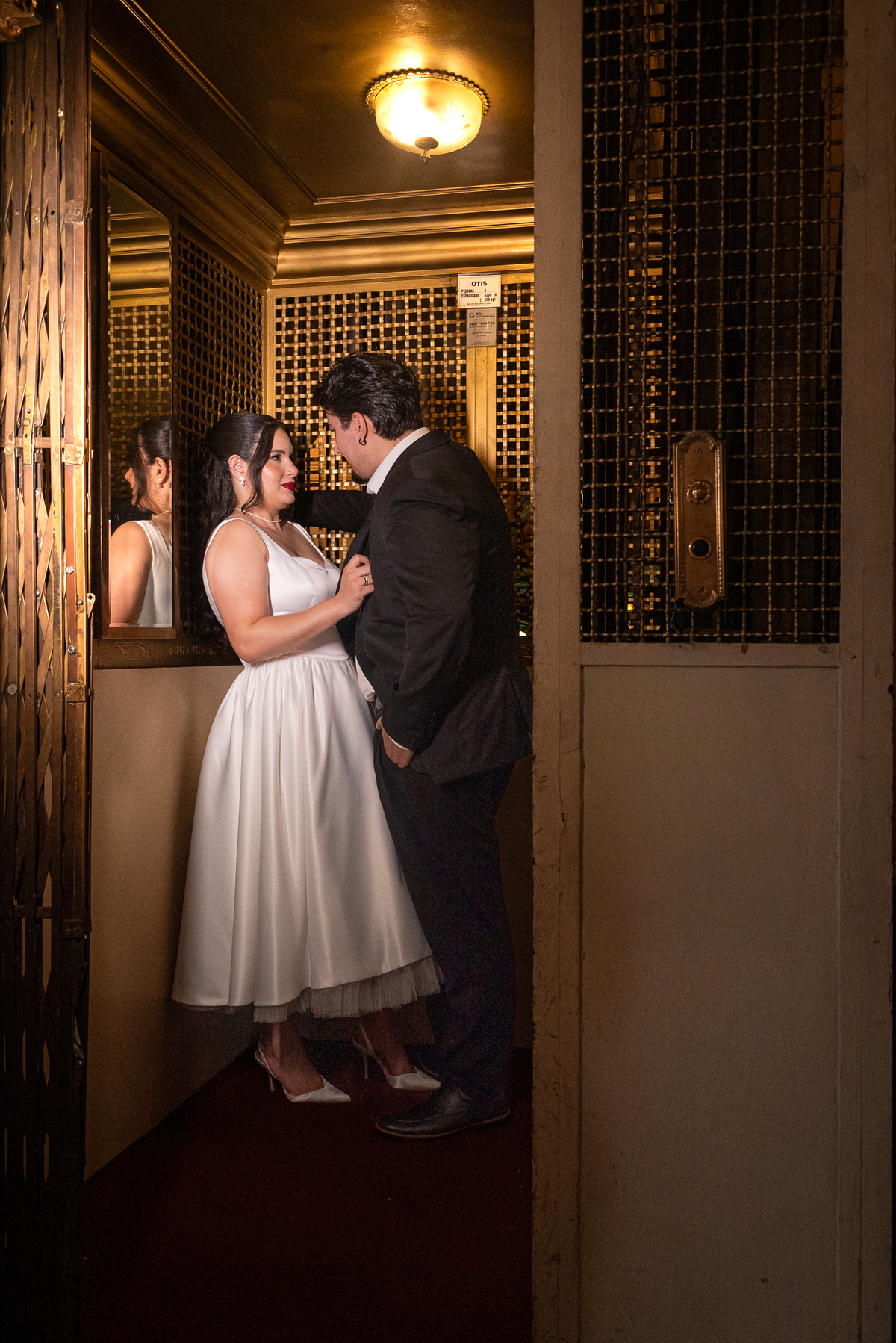 Ensaio fotográfico no Automóvel Clube de Belo Horizonte MG, casal em ambiente interno clássico com fotografia autoral e elegante.