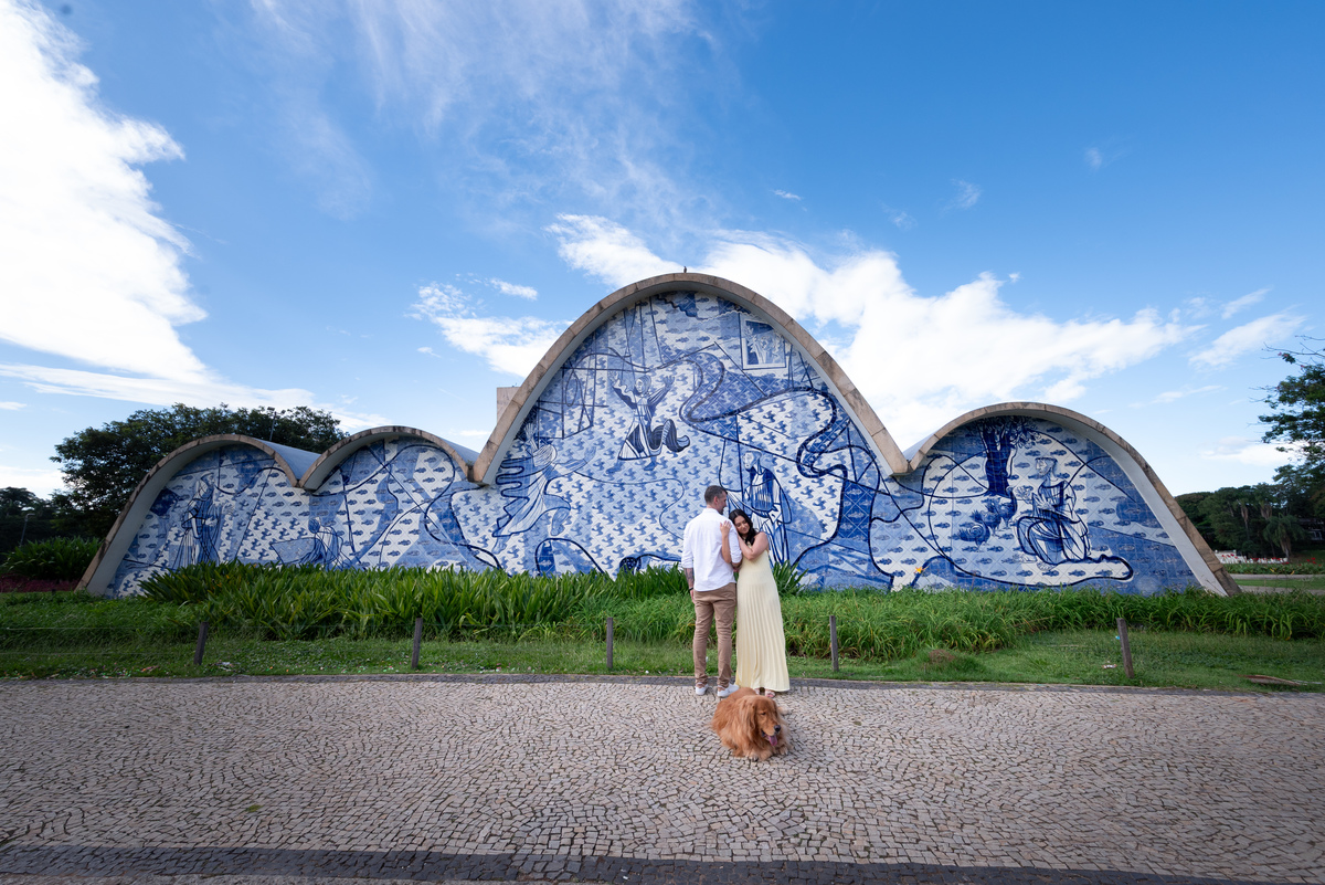 Fotos de casal na Igreja de São Francisco de Assis, cartão-postal de BH.