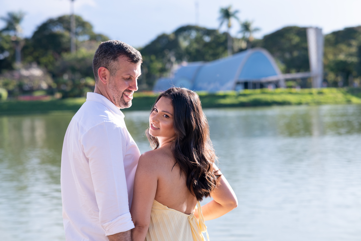Ensaio pré wedding de Thaís e Lucas na Pampulha, um dos cenários mais lindos para fotos de casal em BH.