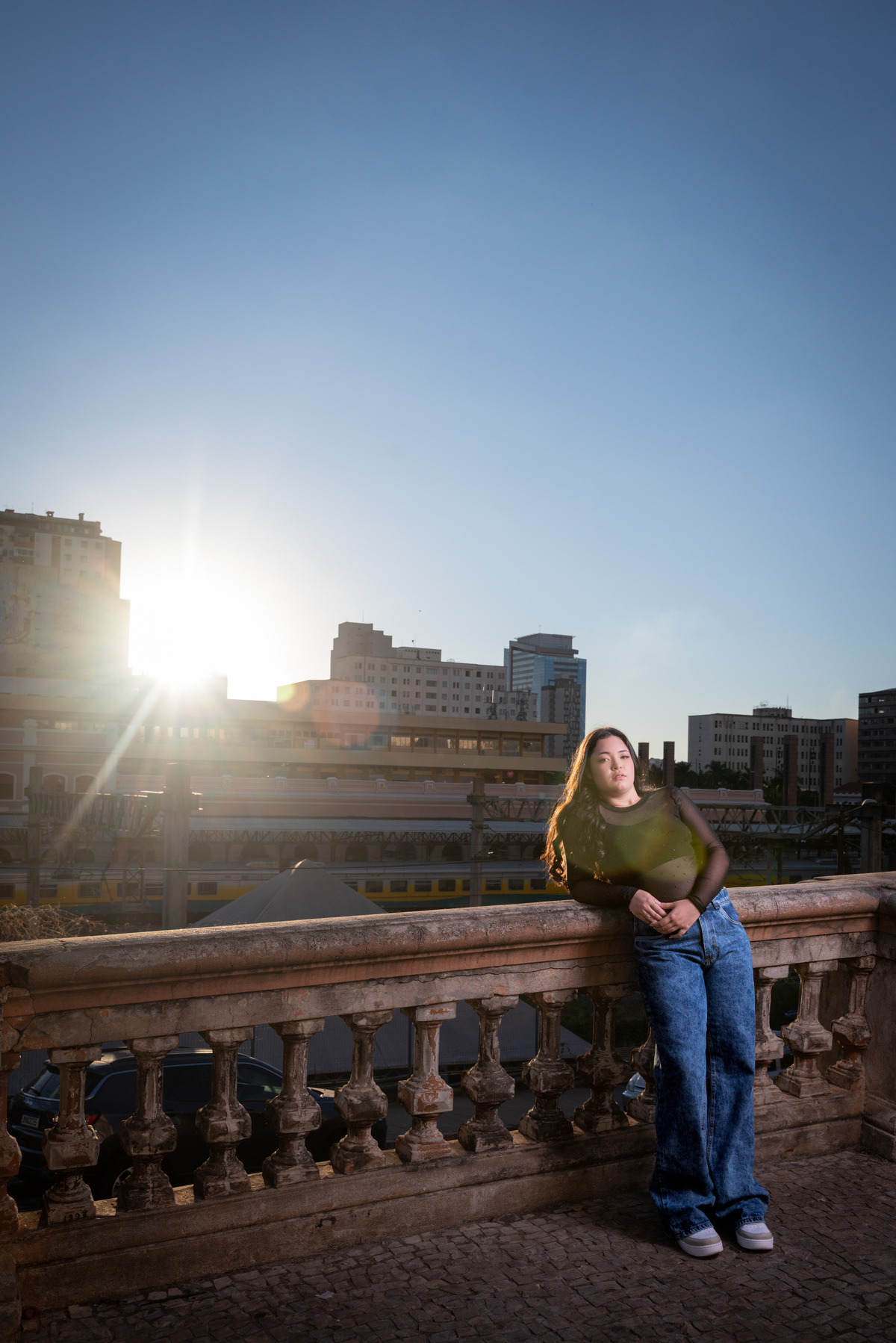 O pôr do sol na Rua Sapucaí criou um cenário perfeito para este book feminino