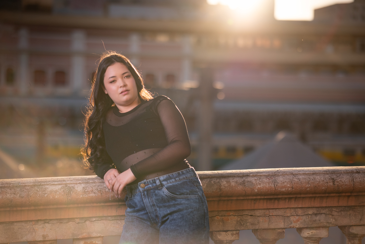 O pôr do sol na Rua Sapucaí criou um cenário perfeito para este book feminino
