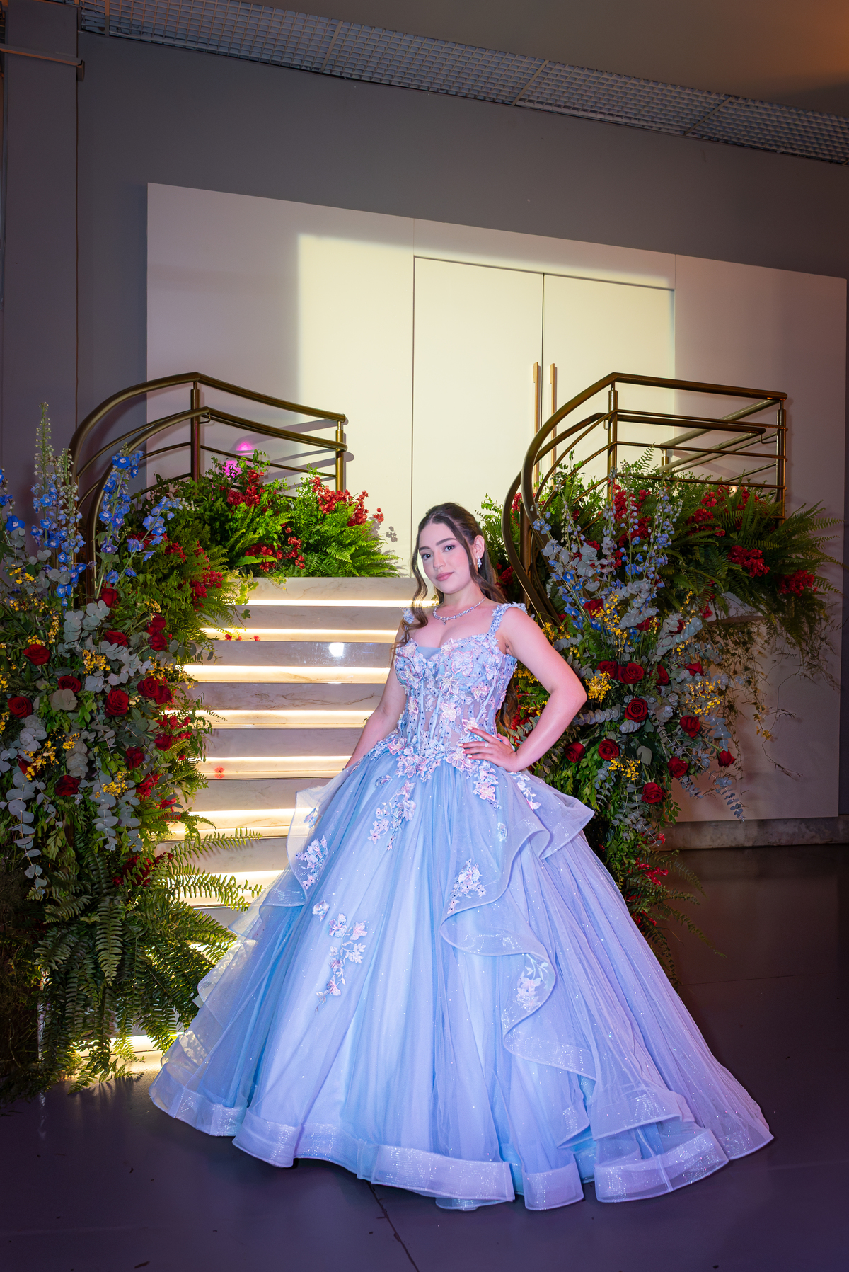 Uma noite saída diretamente de um conto de fadas! A festa de 15 anos da Alice no Toth Eventos foi um convite para entrar no universo encantado de Alice no País das Maravilhas.