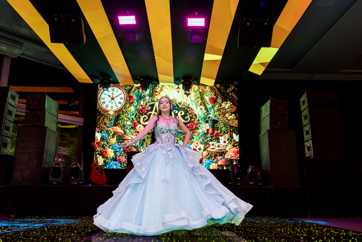 Uma noite saída diretamente de um conto de fadas! A festa de 15 anos da Alice no Toth Eventos foi um convite para entrar no universo encantado de Alice no País das Maravilhas.