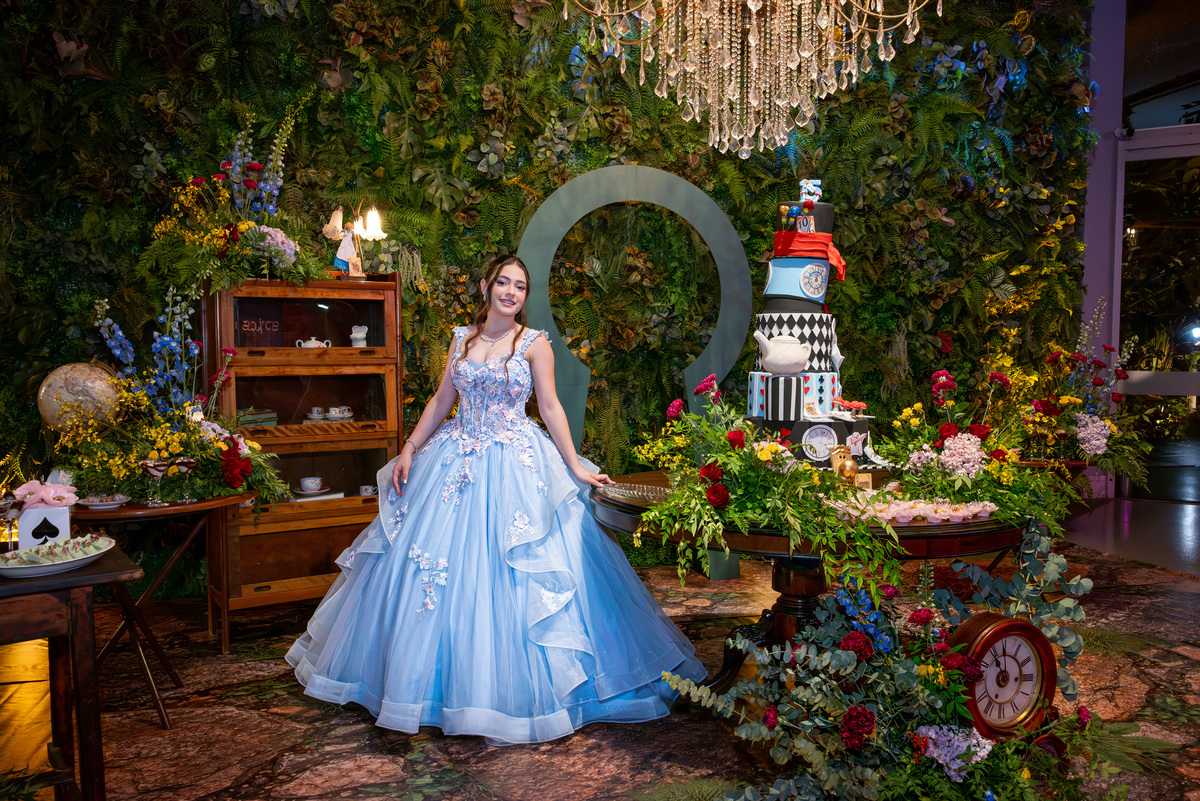 Cada detalhe da decoração trouxe um pouco da magia de Alice no País das Maravilhas para essa inesquecível festa de debutante.
