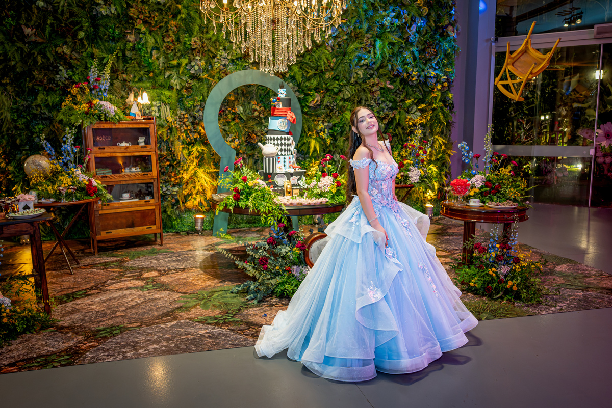 Cada detalhe da decoração trouxe um pouco da magia de Alice no País das Maravilhas para essa inesquecível festa de debutante.