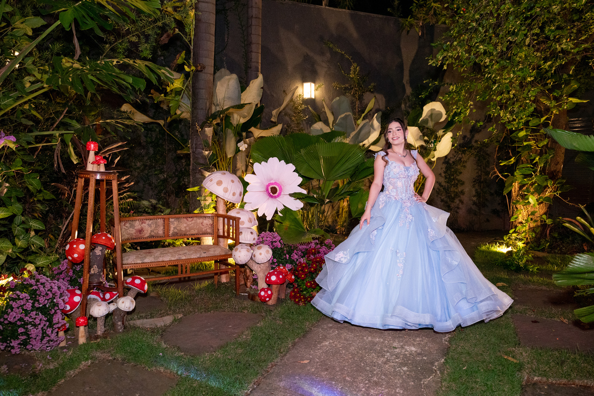 Cada detalhe da decoração trouxe um pouco da magia de Alice no País das Maravilhas para essa inesquecível festa de debutante.