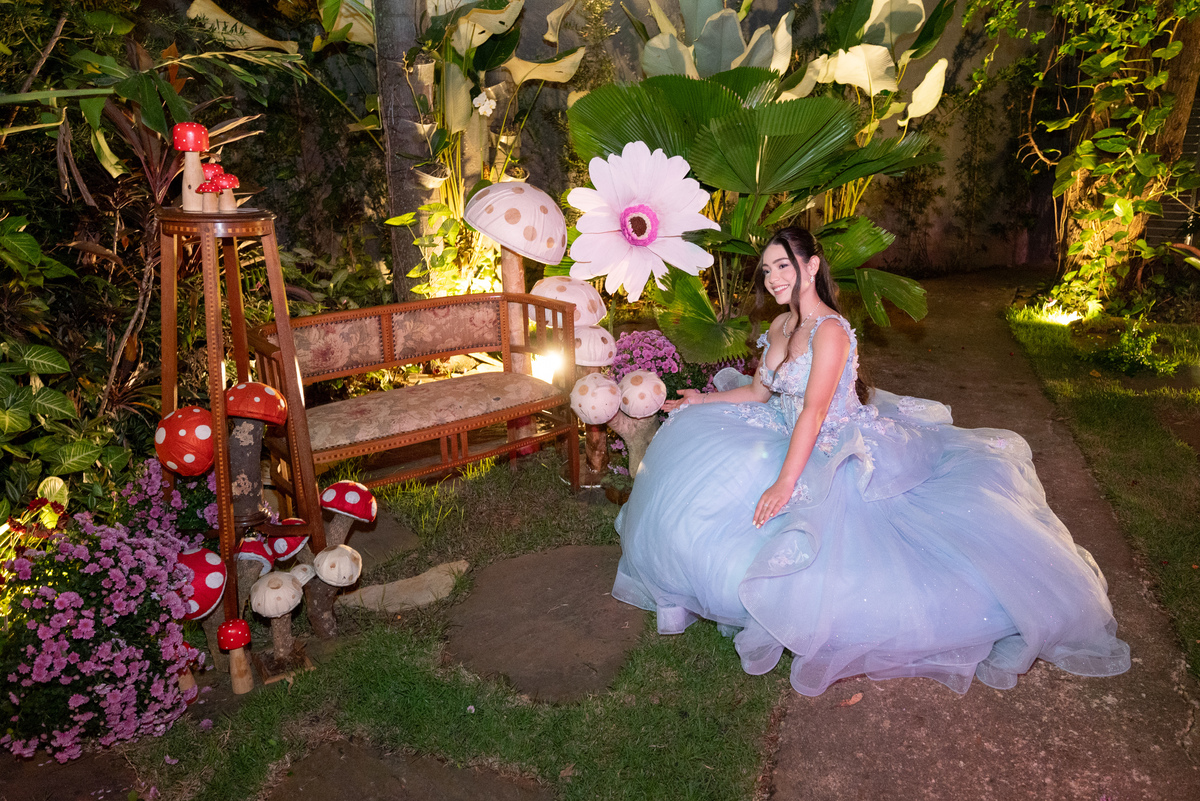 Cada detalhe da decoração trouxe um pouco da magia de Alice no País das Maravilhas para essa inesquecível festa de debutante.